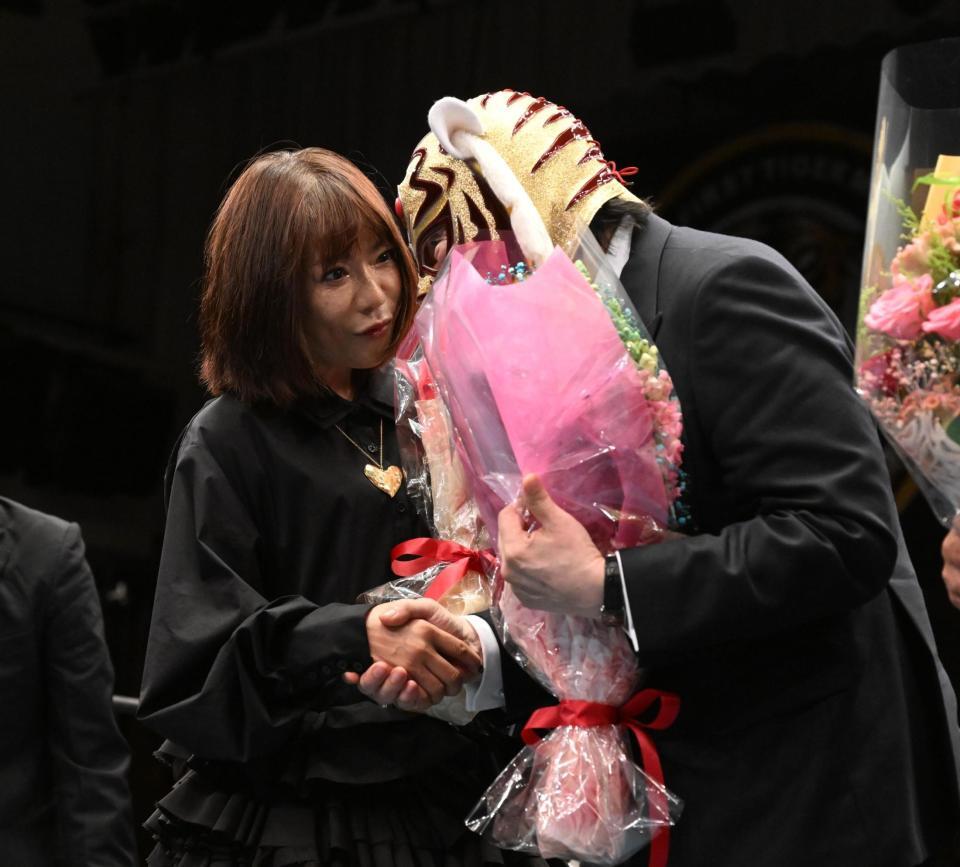 佐山サトル（右）に花束を贈呈する堀ちえみ