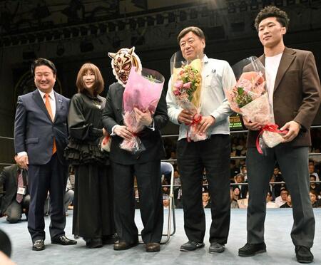 　（右から）日下尚、石田重廣氏、佐山サトル、堀ちえみ