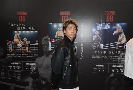 試合の写真を見る井上尚弥（撮影・佐々木彰尚）