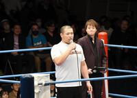 大みそかのプロレスデビュー戦が決まり、リング上で報告する塙元輝