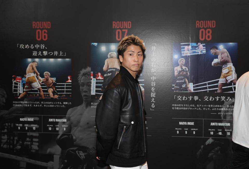 試合の写真を見る井上尚弥（撮影・佐々木彰尚）