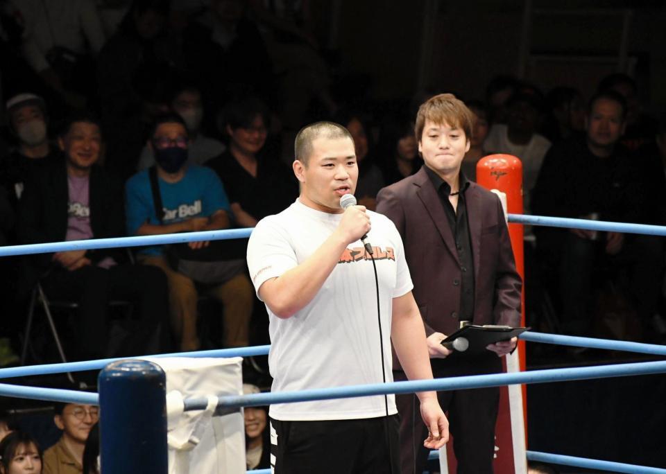 大みそかのプロレスデビュー戦が決まり、リング上で報告する塙元輝
