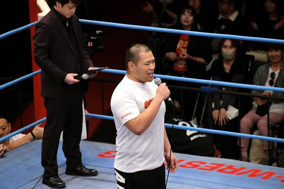 大みそかのプロレスデビュー戦が決まり、リング上で報告する塙元輝