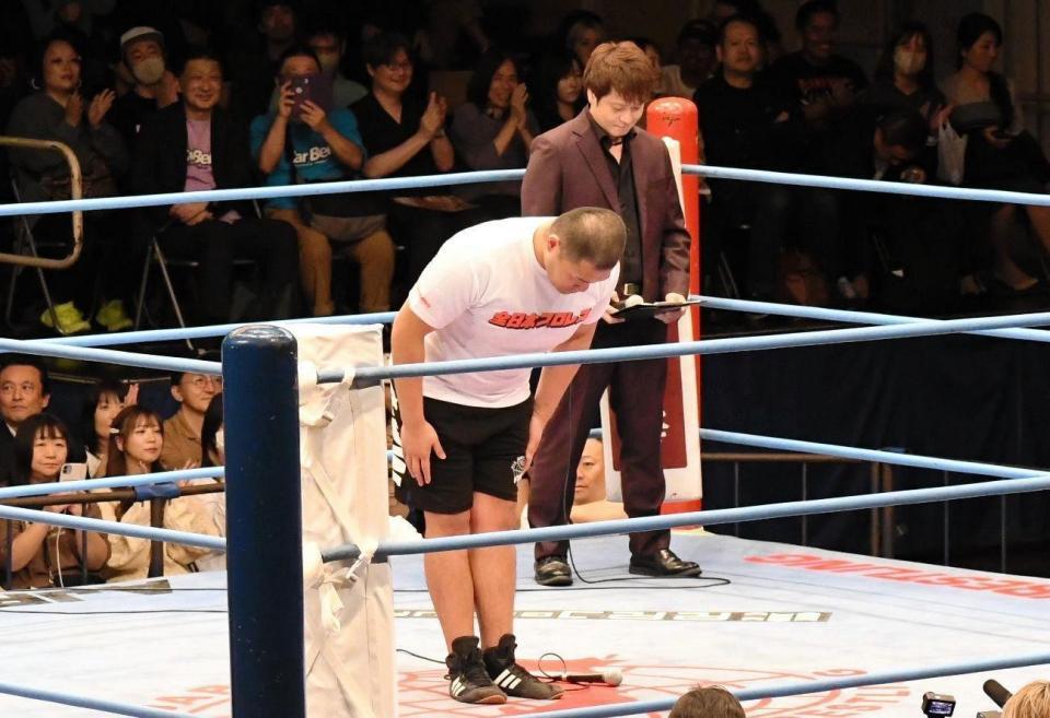 大みそかのプロレスデビューが決まり、リング上で報告した塙元輝