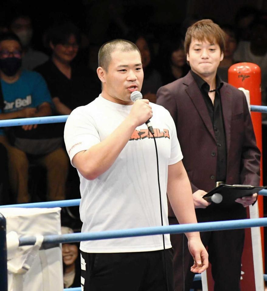 　大みそかのプロレスデビュー戦が決まり、リング上で報告する塙元輝