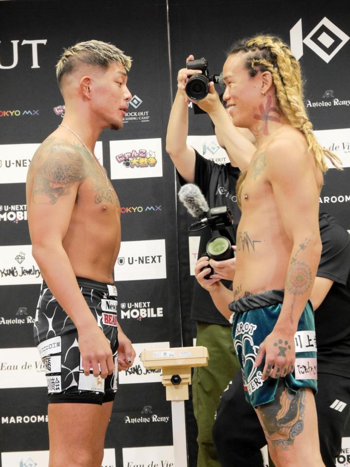 フェイスオフで不穏な空気を醸し出す弘輝（左）と山口侑馬＝都内