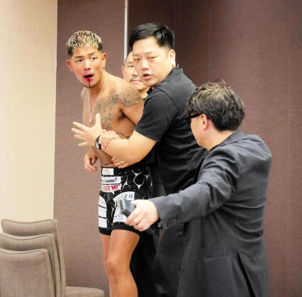フェイスオフでパンチを受け流血する弘輝はスタッフに引き剥がされる＝都内