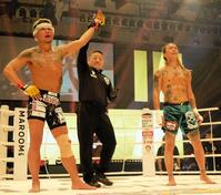 判定勝ちを収めた弘輝（左）と山口侑馬