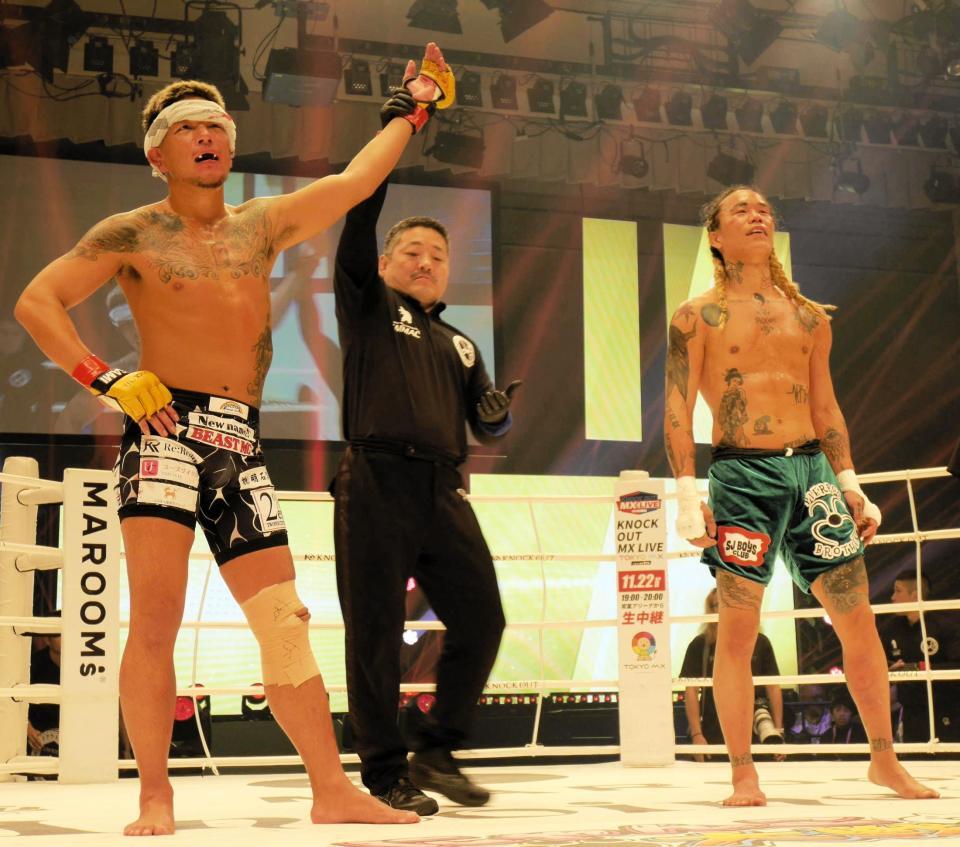 判定勝ちを収めた弘輝（左）と山口侑馬