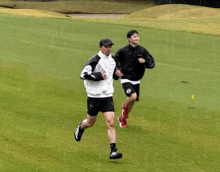 雨の中、ゴルフ場での走り込み合宿を公開した中谷潤人（左）