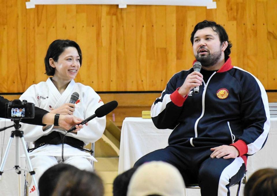 　柔道教室でトークショーを行った出口クリスタさん（左）とウルフアロン
