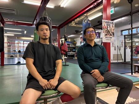 次戦を発表した辰吉寿以輝（左）と吉井寛会長