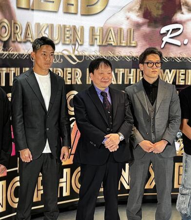 １２・３後楽園ホールでスーパーフェザー級１０００万円トーナメント決勝を争う渡辺海（左）と木谷陸（右）。中央は主催する大橋ジムの大橋秀行会長