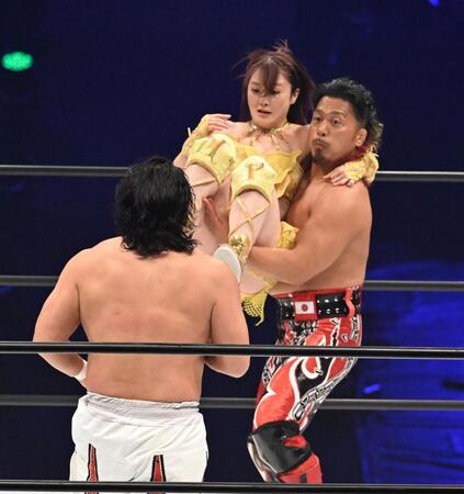 後藤洋央紀（手前）を攻めるなつぽいと鷹木信悟（右）