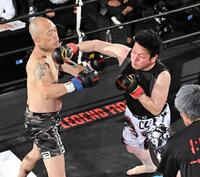 有川幸男（右）のパンチを交わす石井剛（左）
