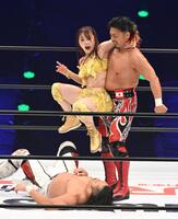 後藤洋央紀（手前）を攻めるなつぽいと鷹木信悟（右）