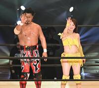勝利した鷹木信悟（左）となつぽい