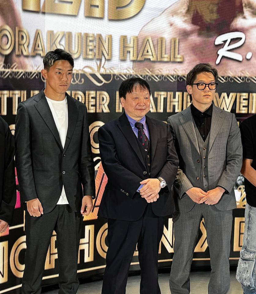 １２・３後楽園ホールでスーパーフェザー級１０００万円トーナメント決勝を争う渡辺海（左）と木谷陸（右）。中央は主催する大橋ジムの大橋秀行会長