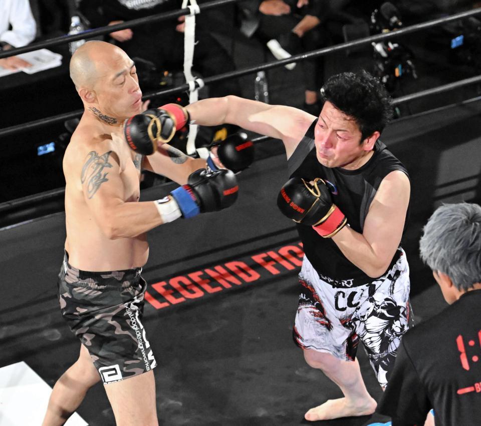 有川幸男（右）のパンチを交わす石井剛（左）