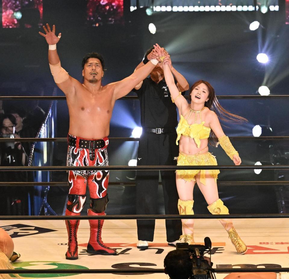 勝利した鷹木信悟（左）となつぽい