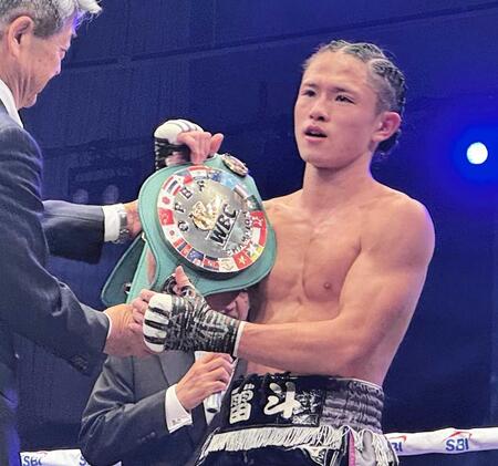 　プロ３戦目で初タイトルを手にした片岡雷斗（撮影・藤川資野）