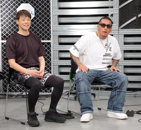 谷本涼介（左）の隣に腰を下ろすｃａｚｕｙａ（撮影・吉澤敬太）