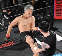ＫＡＺＵＮＡ（手前）を蹴る山本真司（奥）