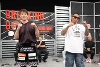 対戦が決まった谷本涼介（左）とｃａｚｕｙａ（撮影・吉澤敬太）