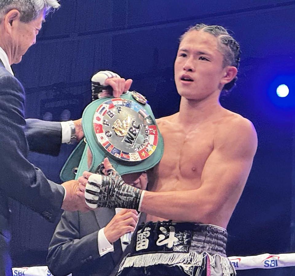 　プロ３戦目で初タイトルを手にした片岡雷斗（撮影・藤川資野）