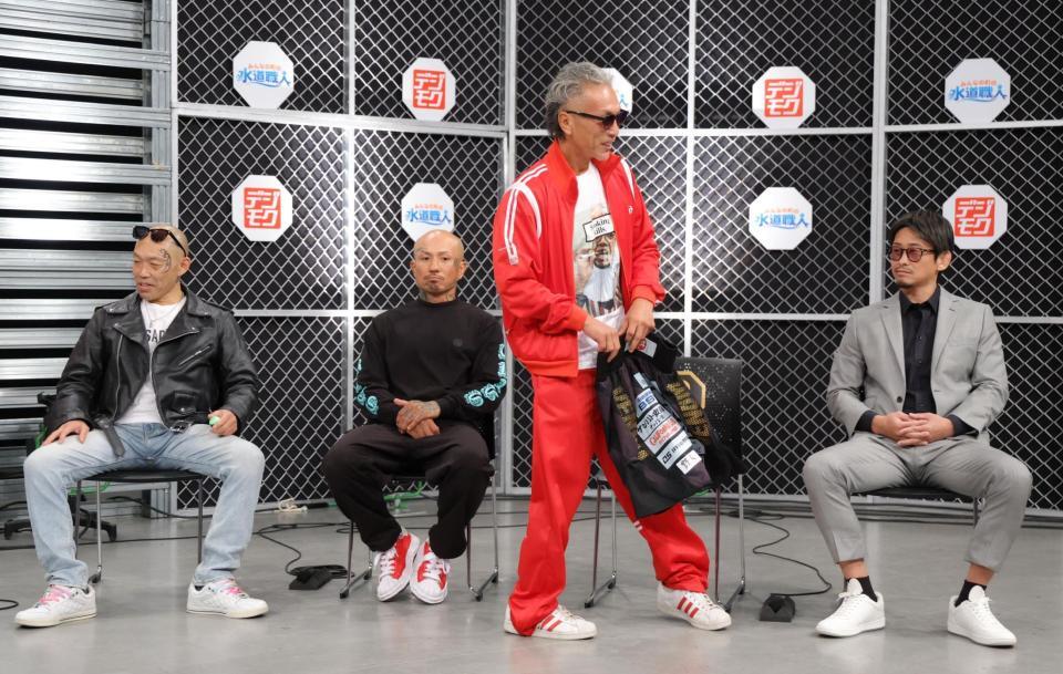 啓之輔（右）の隣に腰を下ろす山本真司（中央右）。左から石井剛、ＯＧＪ（撮影・吉澤敬太）