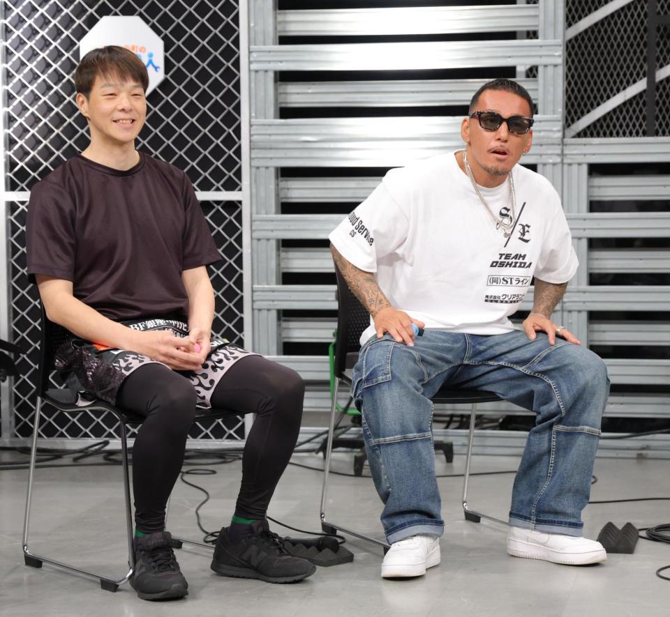 谷本涼介（左）の隣に腰を下ろすｃａｚｕｙａ（撮影・吉澤敬太）