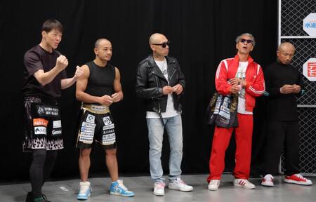 １番を引き当て喜ぶ谷本涼介（左端）。右からＯＧＪ、山本真司、石井剛、拓己（撮影・吉澤敬太）