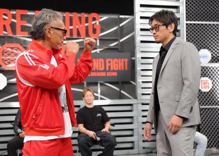対峙（たいじ）する山本真司（左）と啓之輔（撮影・吉澤敬太）