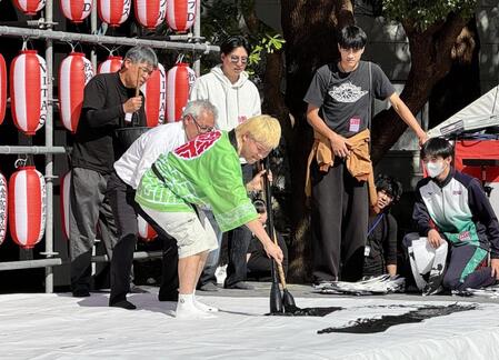 主催する「天心祭」のオープニングで、巨大な書道パフォーマンスを披露する那須川天心