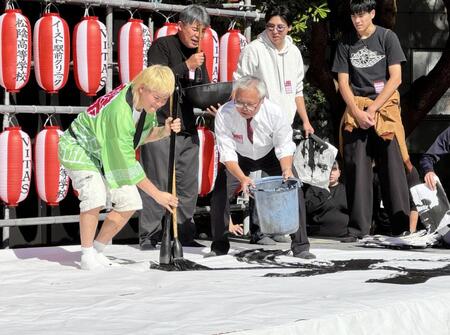 主催する「天心祭」のオープニングで、巨大な書道パフォーマンスを披露する那須川天心