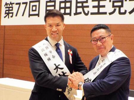 大阪市会議員選挙へ立候補する大阪プロレス・ゼウス社長こと大林賢将（左）と鹿田松男大阪府議会議員