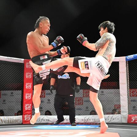 飛び膝蹴りを見せる山本真司（左）と啓之輔（撮影・堀内翔）
