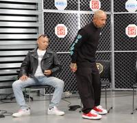 石井剛（左）の隣に座るＯＧＪ（撮影・吉澤敬太）