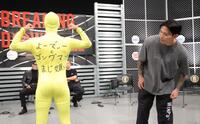 ウルシマン（左）の背中を覗き込むカンジ（撮影・吉澤敬太）