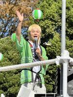 主催する「天心祭」のオープニングで、盆踊りのやぐらの上であいさつする那須川天心