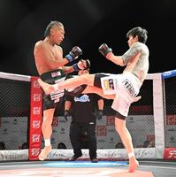 飛び膝蹴りを見せる山本真司（左）と啓之輔（撮影・堀内翔）