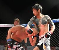 山本真司（左）を攻める啓之輔（撮影・堀内翔）