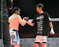 決勝での対戦が決まったヒロ三河（左）と啓之輔（撮影・堀内翔）