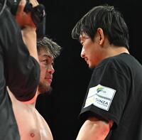 決勝戦での対戦が決まったヒロ三河（左）と啓之輔（撮影・堀内翔）