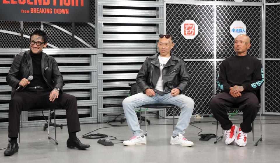 並んで座る（左から）瓜田純士、石井剛、ＯＧＪ（撮影・吉澤敬太）
