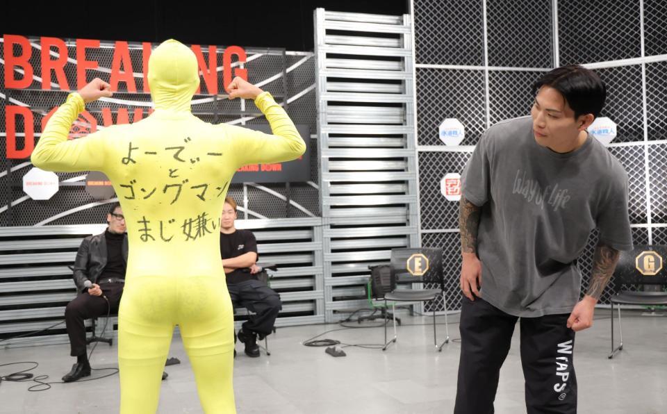 ウルシマン（左）の背中を覗き込むカンジ（撮影・吉澤敬太）