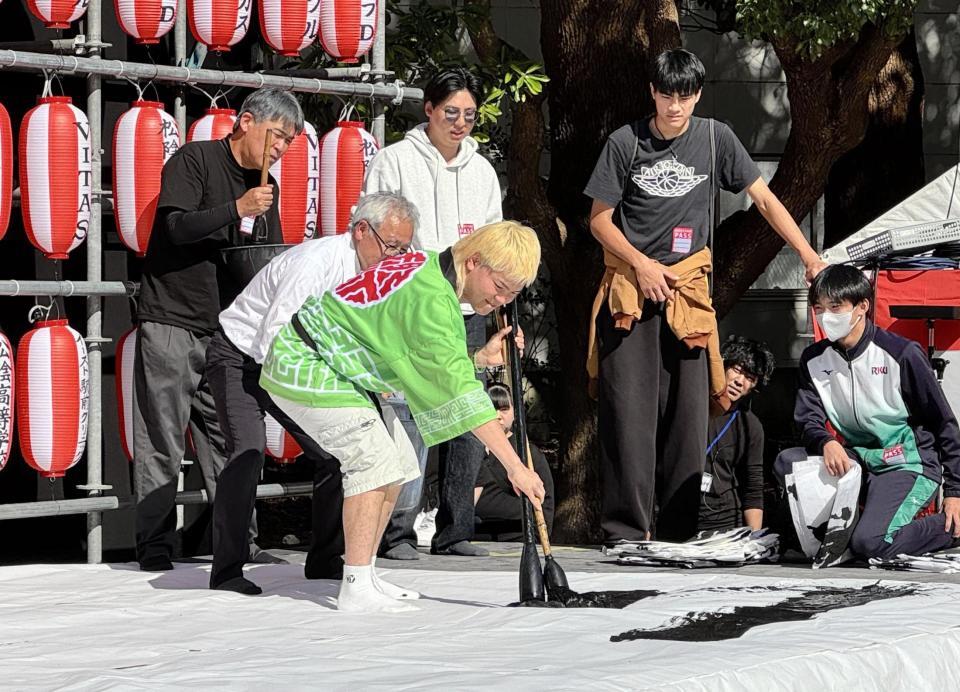 主催する「天心祭」のオープニングで、巨大な書道パフォーマンスを披露する那須川天心