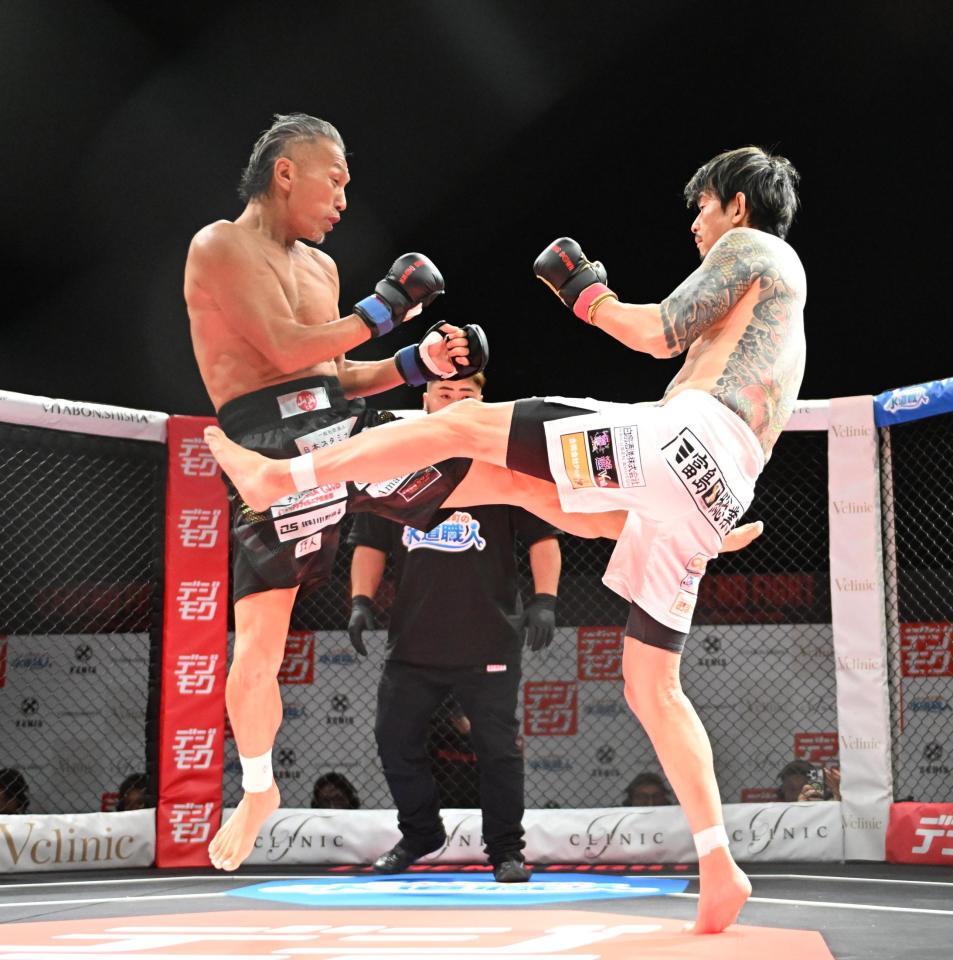 飛び膝蹴りを見せる山本真司（左）と啓之輔（撮影・堀内翔）