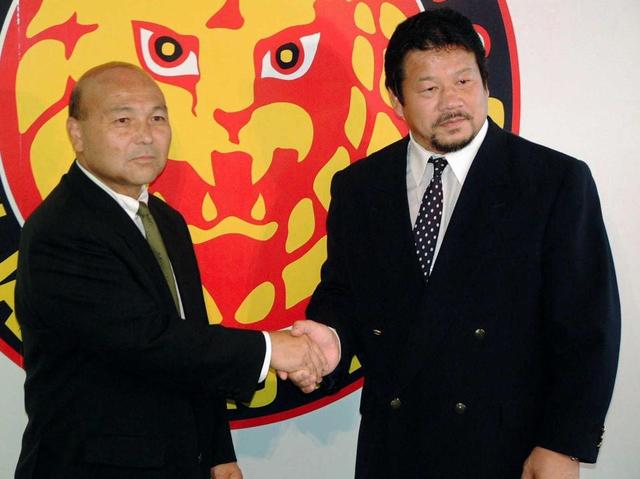 　２００４年６月、新日本プロレス社長に就任した草間政一氏（左）。藤波副会長と握手を交わす