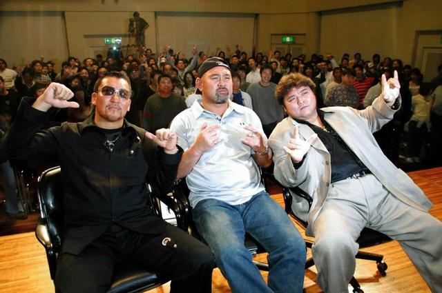 　２００４年５月の闘魂三銃士トークイベントの１シーン。左から蝶野正洋、武藤敬司、故橋本真也さん